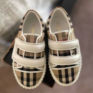 TD Burberry shoes 10c good condition